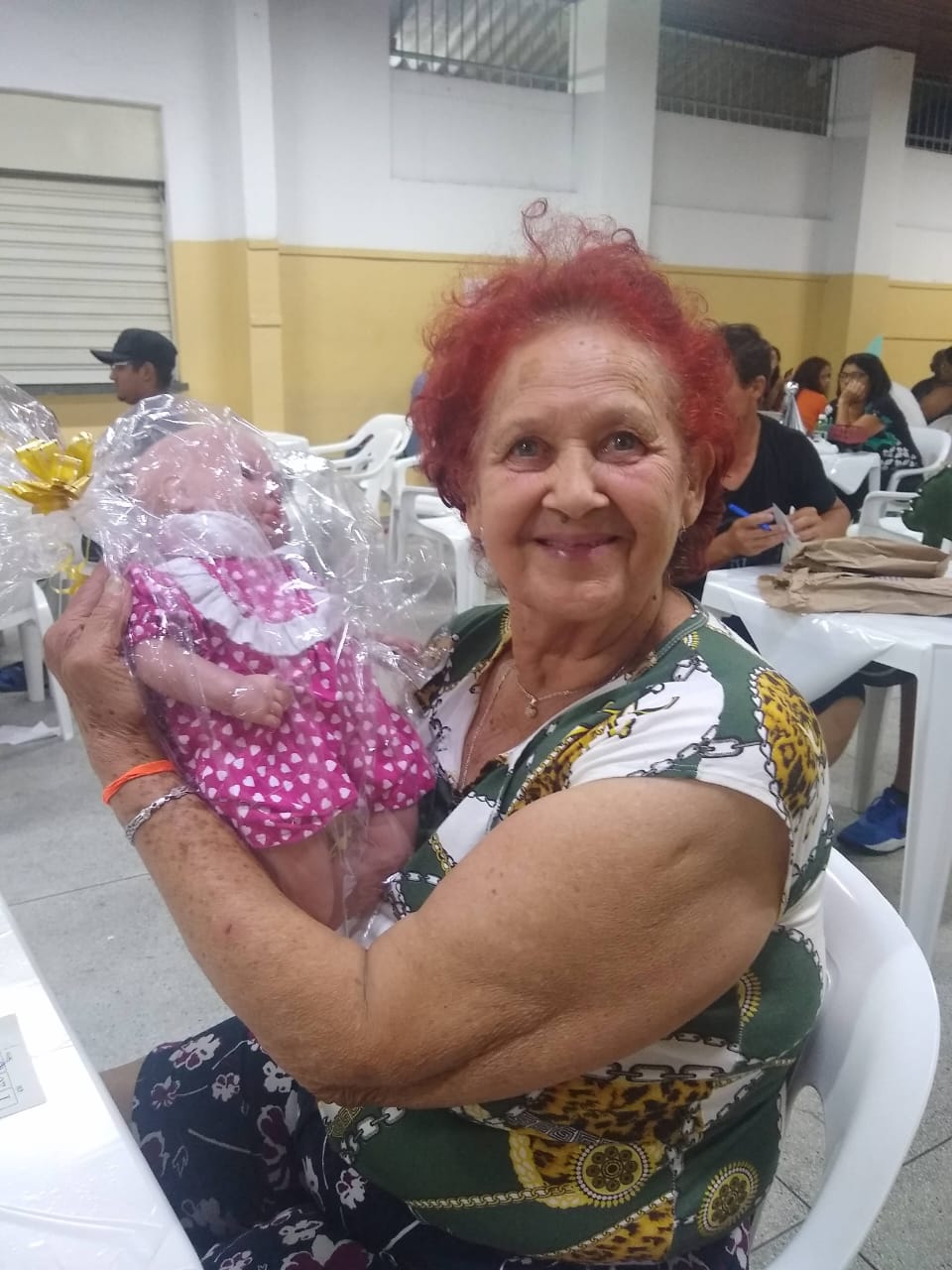 Voluntária da Associação Vila Nova União em ação social da comunidade